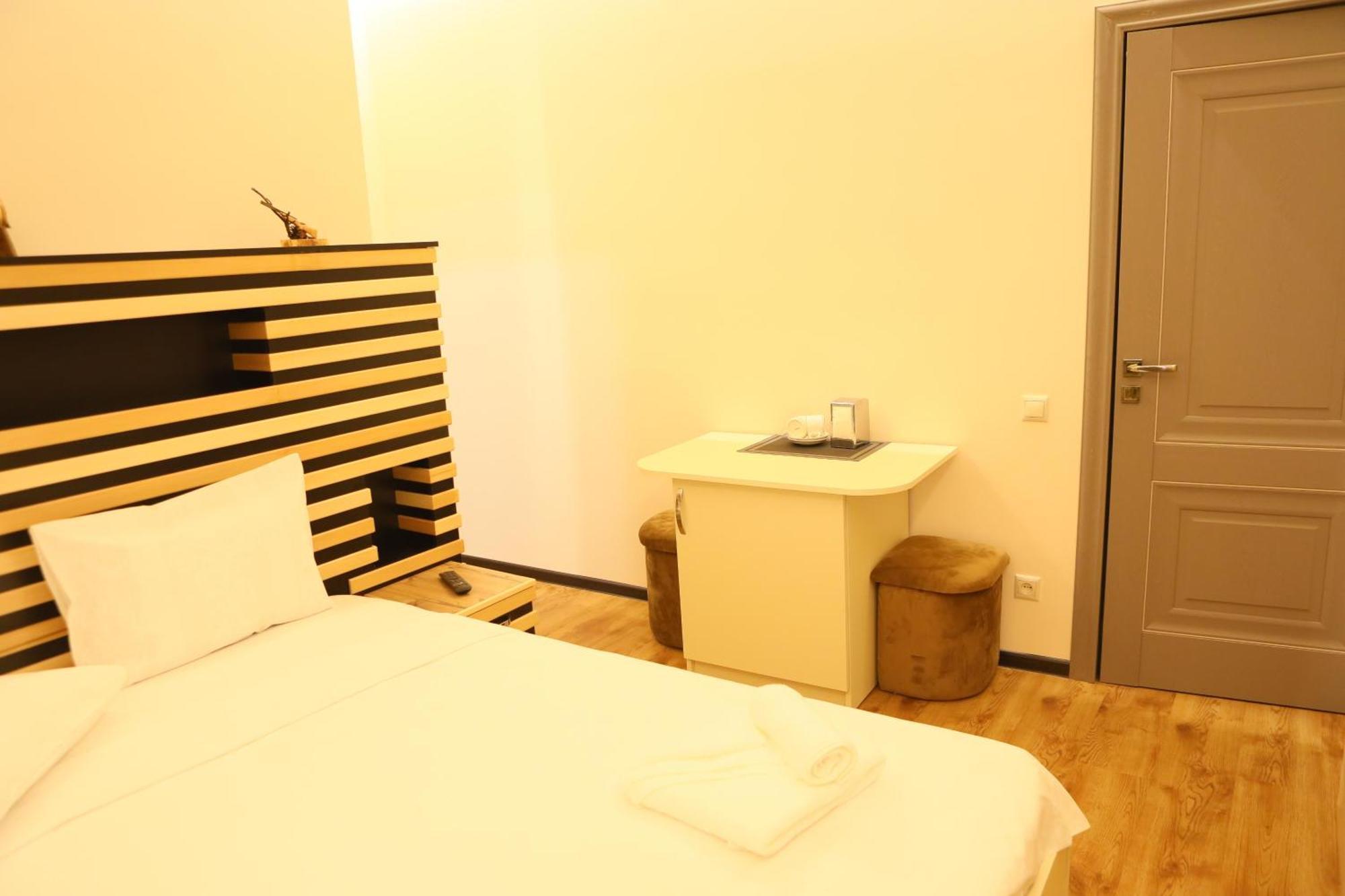 Elko Hotel Erevan Esterno foto