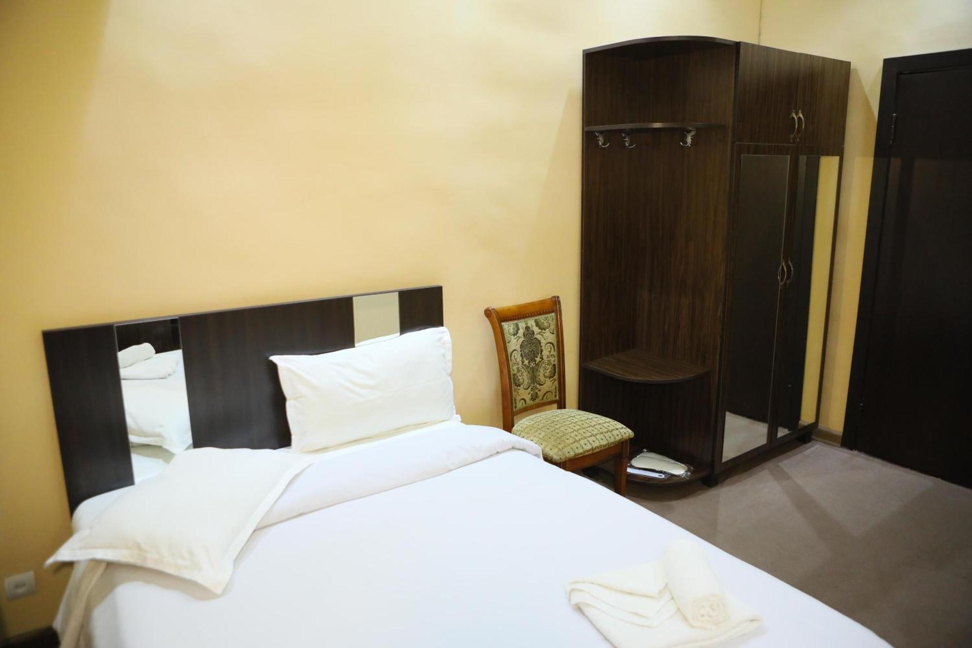 Elko Hotel Erevan Esterno foto