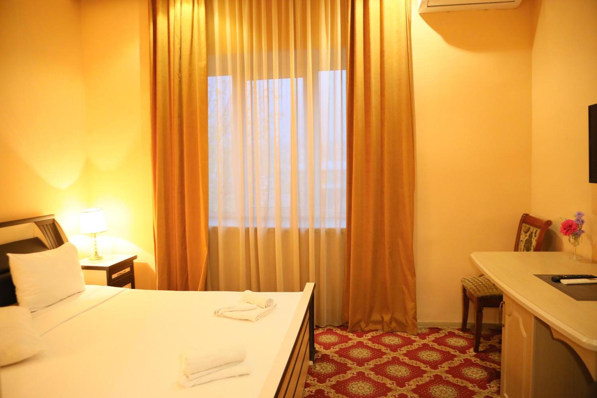 Elko Hotel Erevan Esterno foto