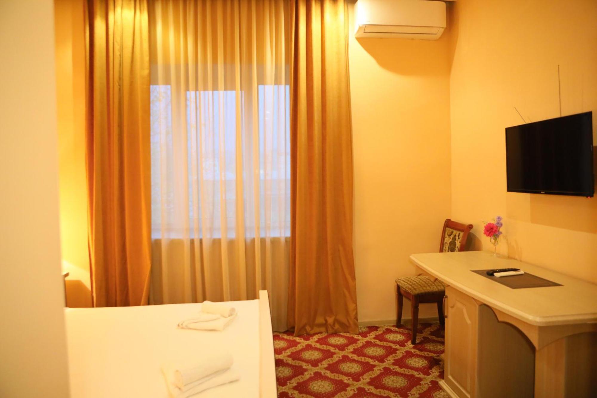 Elko Hotel Erevan Esterno foto