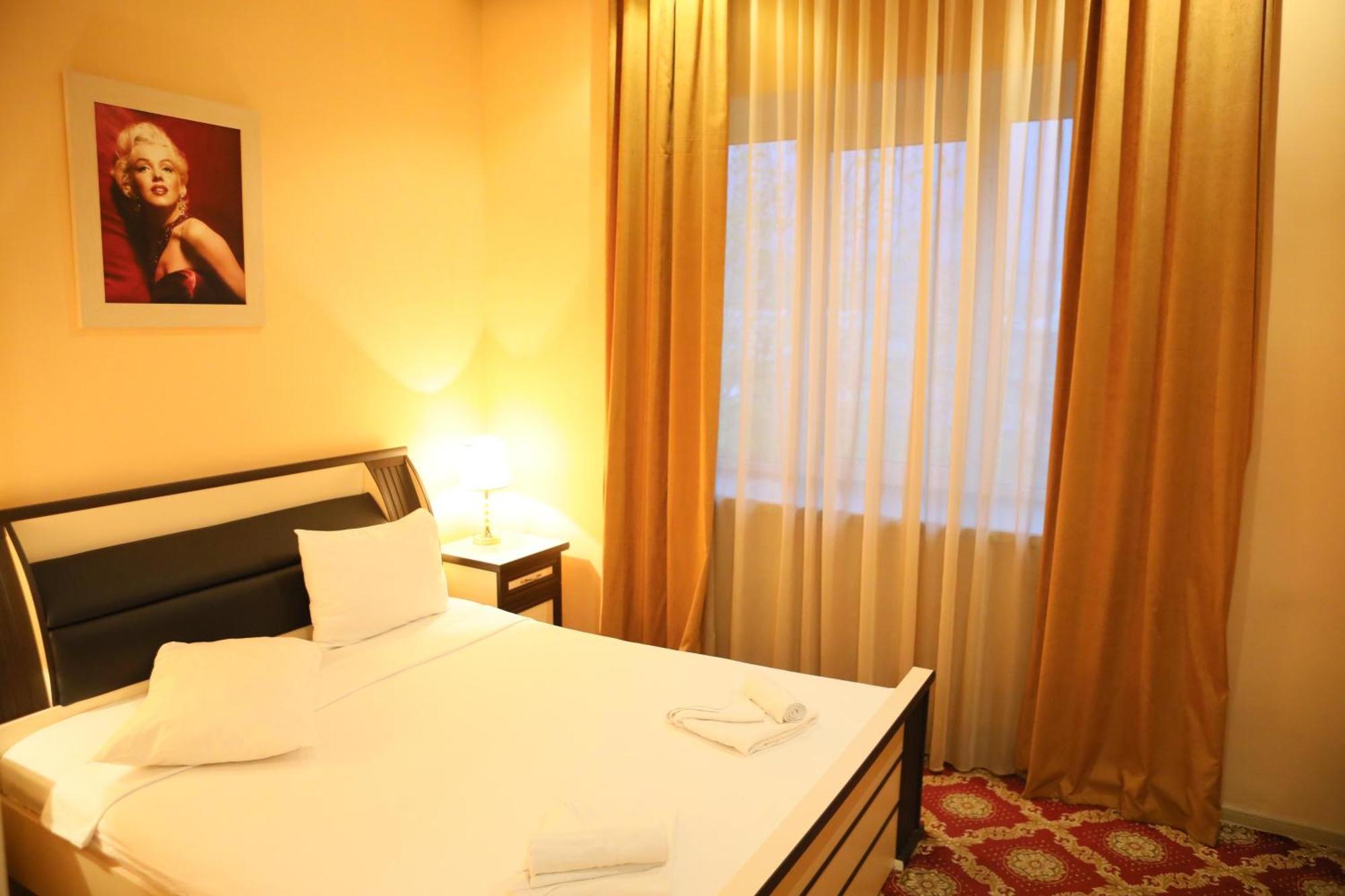 Elko Hotel Erevan Esterno foto
