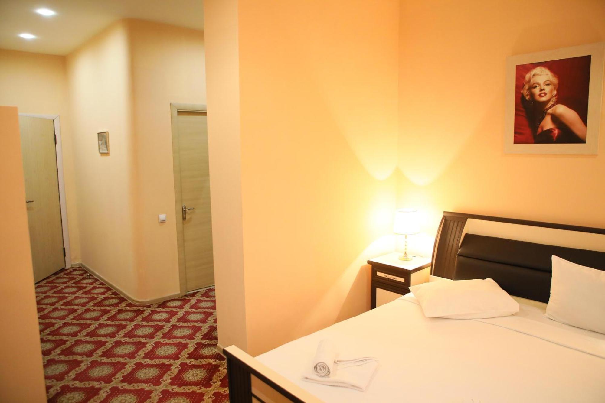 Elko Hotel Erevan Esterno foto