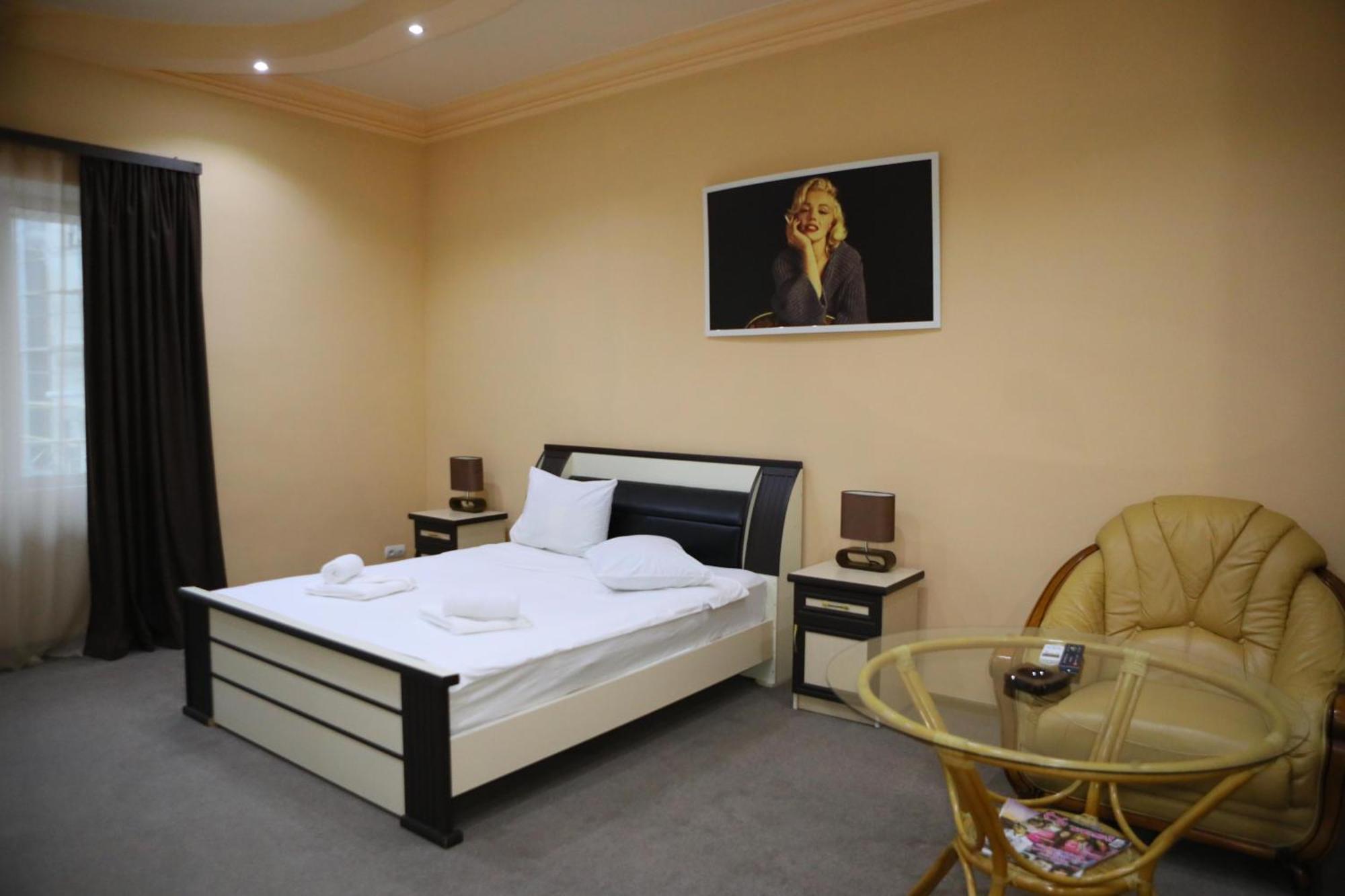 Elko Hotel Erevan Esterno foto