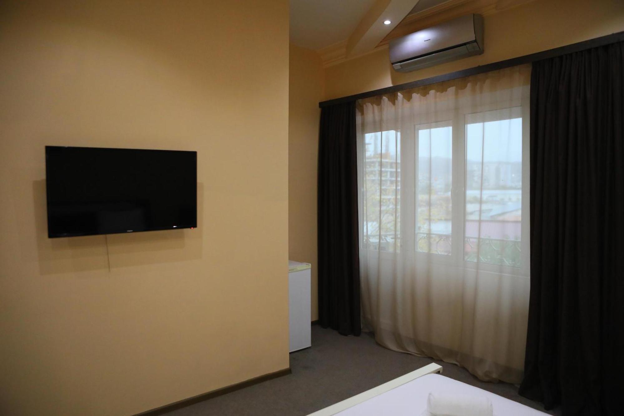 Elko Hotel Erevan Esterno foto